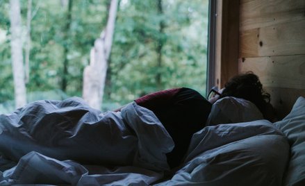 Zdaniem badaczy komfortowa lokalizacja domu, w którym się śpi, z dala od smogu i miejskiego zgiełku,