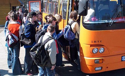 Gmina dowozi do szkoły z miejsca zbiórki, a nie od domu