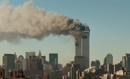 Nowy Jork, 11 września 2001 r.: pożary w bliźniaczych wieżach WTC po uderzeniach samolotów lotów nr 