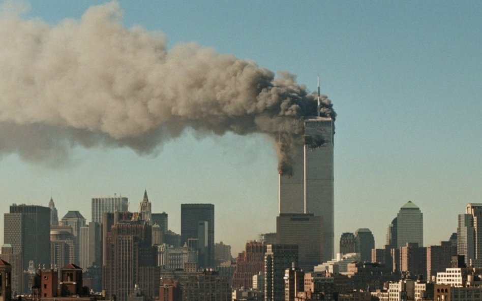 Nowy Jork, 11 września 2001 r.: pożary w bliźniaczych wieżach WTC po uderzeniach samolotów lotów nr 