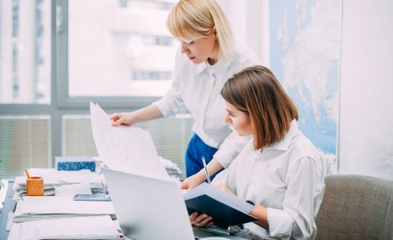 Z badania wynika, że tylko 12 proc. potrafi odmówić wykonania zadania mimo presji przełożonego.