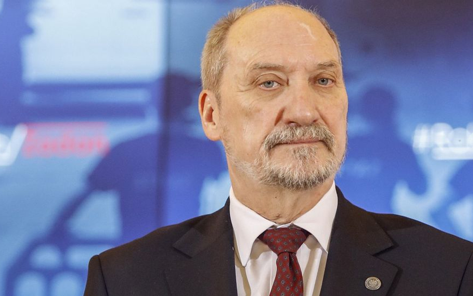 Macierewicz: PO próbuje szantażować Unią w obelżywy sposób