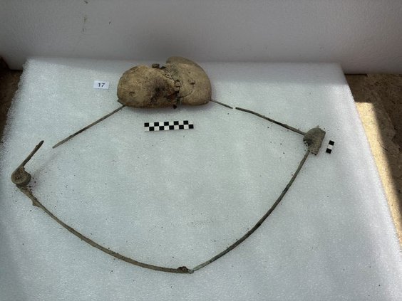 Fibula z bursztynem
