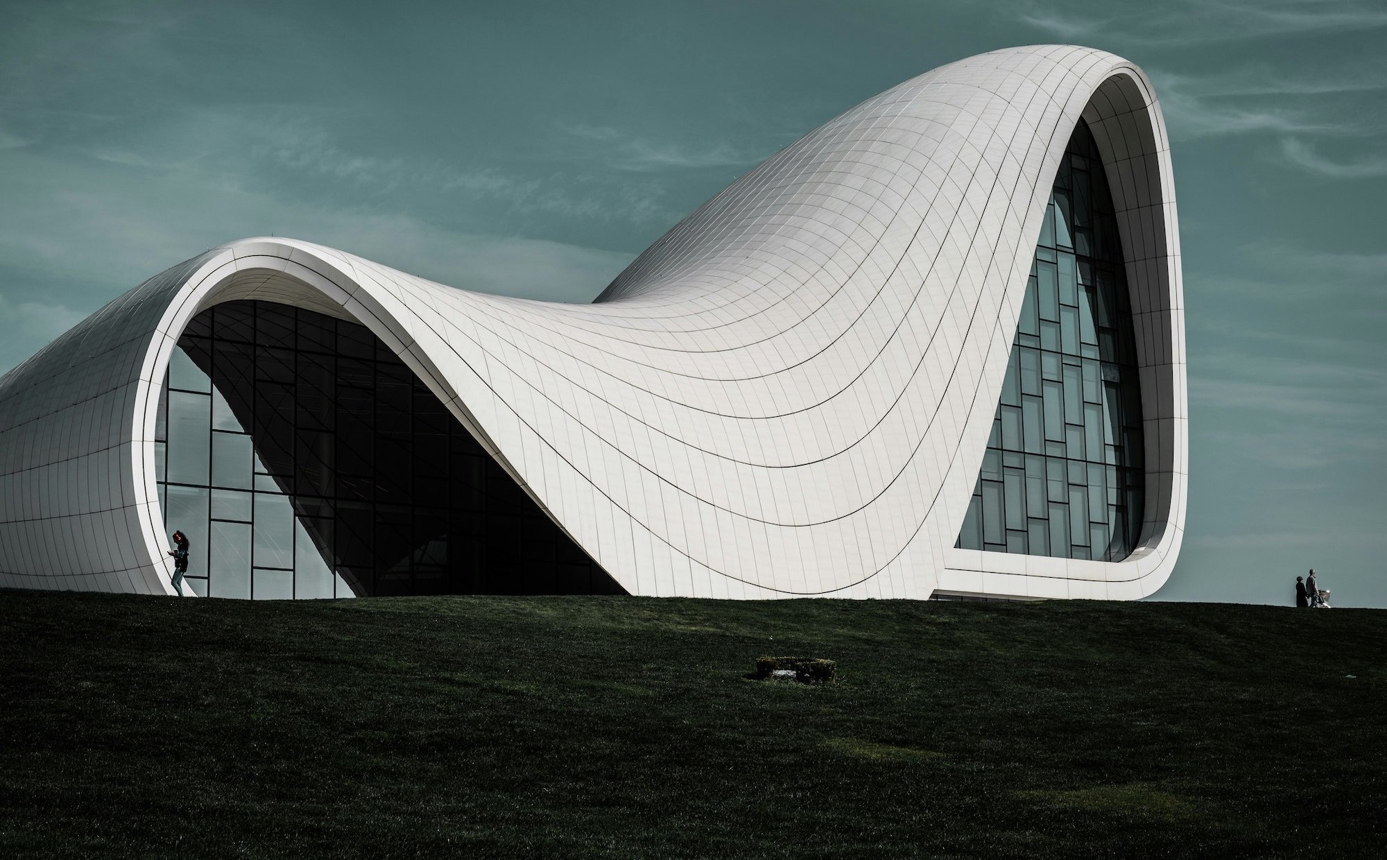 AI podrabia style znanych artystów. Na czele listy malarz, reżyser i architektka