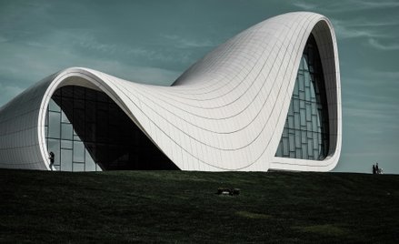 Centrum Heydara Alijewa w stolicy Azerbejdżanu, Baku to projekt pracowni Zahy Hadid.