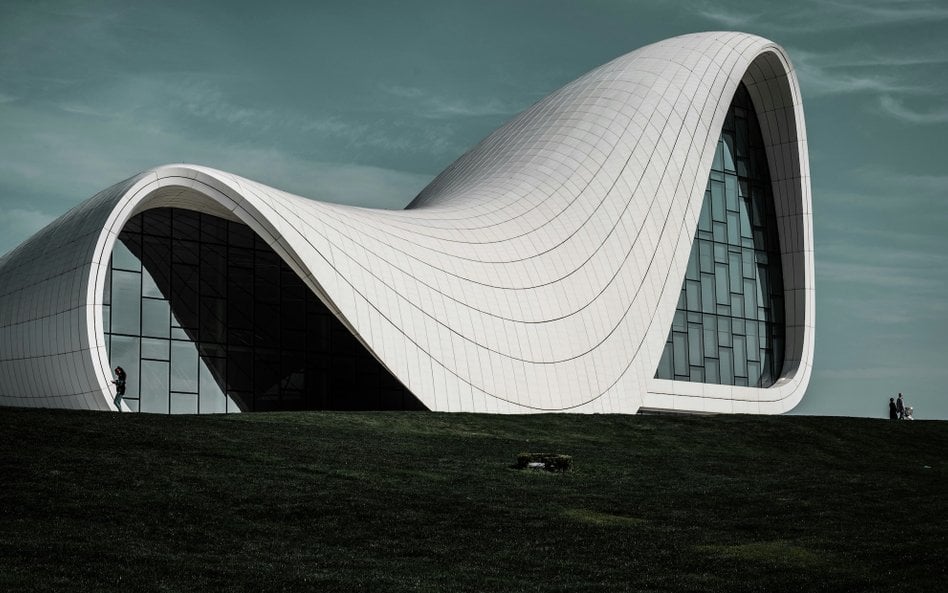 Centrum Heydara Alijewa w stolicy Azerbejdżanu, Baku to projekt pracowni Zahy Hadid.