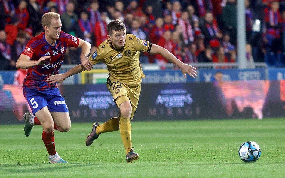 Zawodnik Rakowa Częstochowa Gustav Berggren (z lewej) i Dominik Kun (z prawej) z Widzewa Łódź
