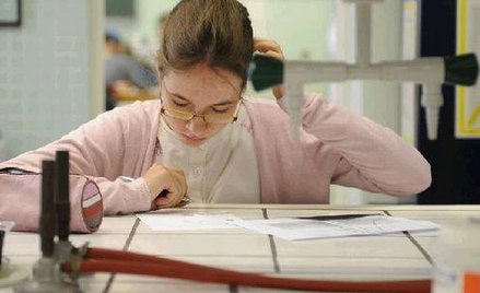 Nauczyciele we wszystkich gimnazjach mają indywidualnie pracować z każdym uczniem. Na zdjęciu zajęci