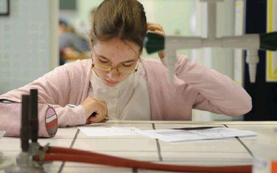Nauczyciele we wszystkich gimnazjach mają indywidualnie pracować z każdym uczniem. Na zdjęciu zajęci