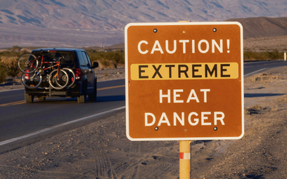 Upał może być śmiertelny, o czym ostrzega znak znajdujący się w Parku Narodowym Doliny Śmierci