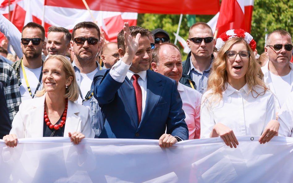 Rafał Trzaskowski podczas niedzielnego marszu w Warszawie