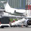Samolot z pasażerami ewakuowanymi z Afganistanu na pokładzie na płycie lotniska Okęcie w Warszawie