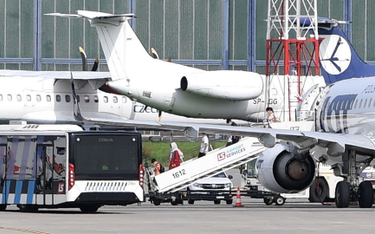 Samolot z pasażerami ewakuowanymi z Afganistanu na pokładzie na płycie lotniska Okęcie w Warszawie