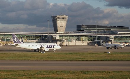 Spór kontrolerów ruchu z kierownictwem PAŻP dotyczył początkowo lotnisk w Warszawie (na zdjęciu) i M