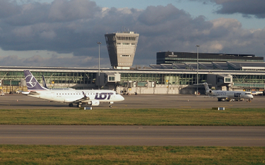 Spór kontrolerów ruchu z kierownictwem PAŻP dotyczył początkowo lotnisk w Warszawie (na zdjęciu) i M