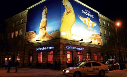 Nieudana próba szokowania naprzeciw kościoła św. Anny. Taką siermiężną płachtę z reklamą dezodorantu