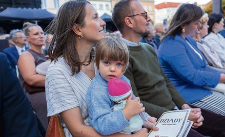Widzowie, czy raczej słuchacze, spektaklu przed warszawskim Kościołem Seminaryjnym otwierającego Nar