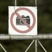 Zakaz fotografowania na ogrodzeniu