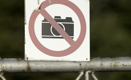 Zakaz fotografowania na ogrodzeniu