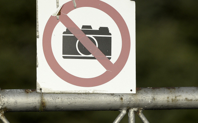 Zakaz fotografowania na ogrodzeniu