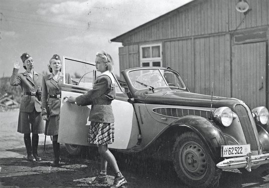 Kadr z filmu „Ostatni etap” (1948). Druga z lewej – Aleksandra Śląska jako Oberaufseherin w KL Ausch