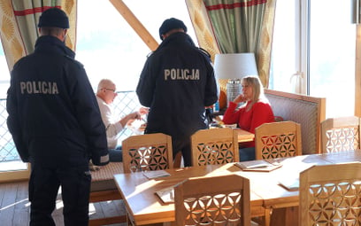 Policja w restauracji w Bukowinie Tatrzańskiej, otwartej mimo lockdownu.