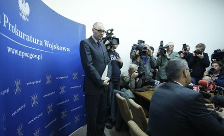 Konferencja prasowa NPW. Płk Zbigniew Rzepa (pierwszy z lewej)
