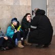 Ukraińcy chroniący się na stacji metra w Kijowie