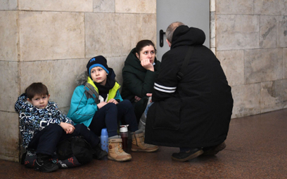 Ukraińcy chroniący się na stacji metra w Kijowie
