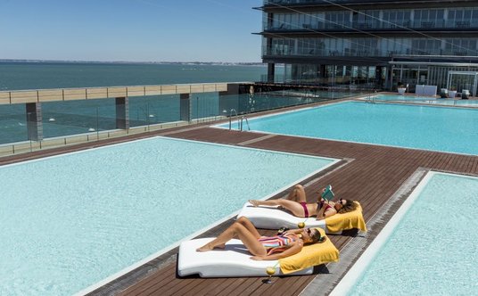 Parador de Cadiz w Kadyksie zwraca uwagę minimalistyczną nowoczesnością