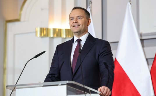 7 maja 2025 r. Karol Nawrocki ogłasza, że przekaże kawalerkę, którą nabył od Jerzego Ż. na cele char