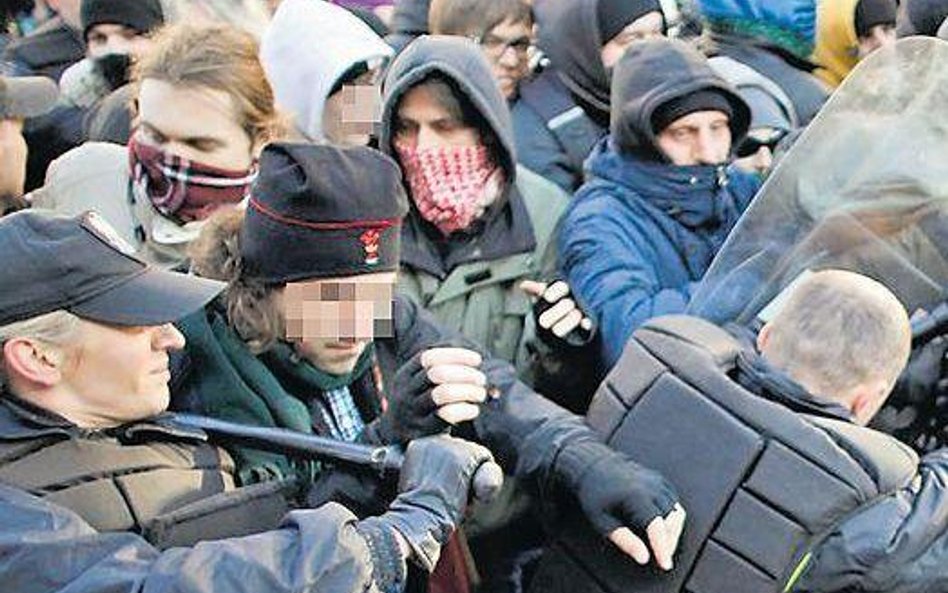 Antifa chwali się napaściami