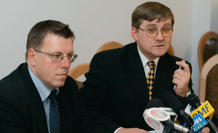 Cezary Miżejewski (z lewej) jako wiceminister polityki społecznej w rządzie Marka Belki. Z prawej sz