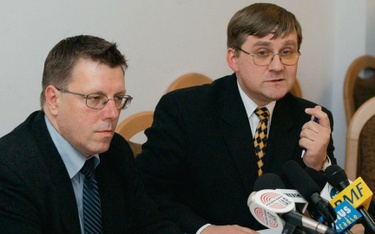 Cezary Miżejewski (z lewej) jako wiceminister polityki społecznej w rządzie Marka Belki. Z prawej sz