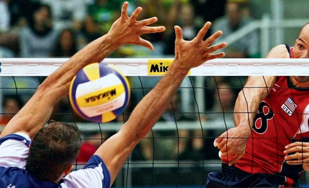 Amerykanin William Priddy atakuje w zwycięskim finale Ligi Światowej z Serbią