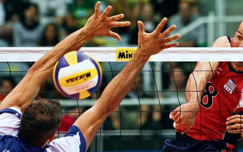 Amerykanin William Priddy atakuje w zwycięskim finale Ligi Światowej z Serbią