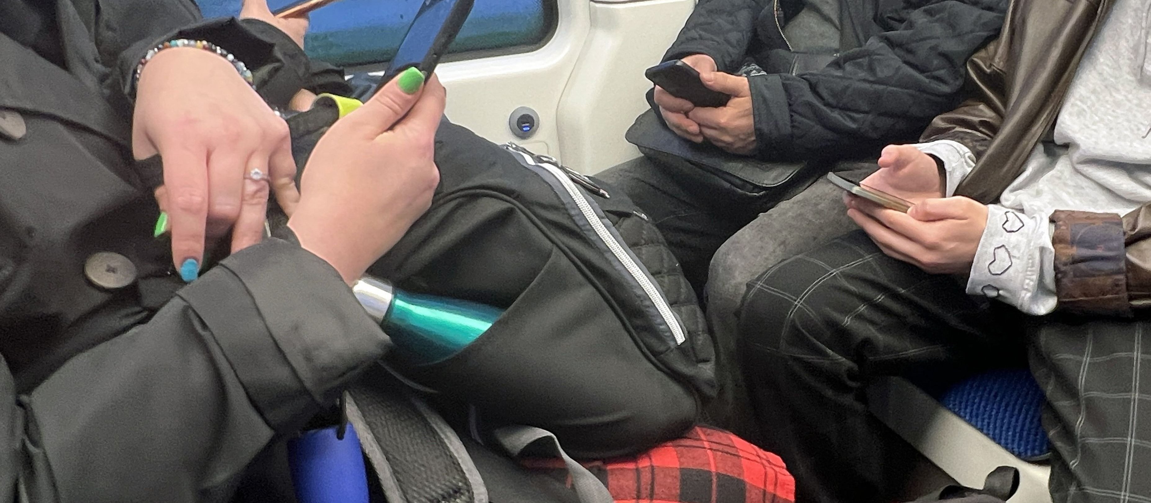 W krakowskim autobusie i tramwaju nie porozmawiasz „na głośniku” i nie puścisz filmiku na YouTubie