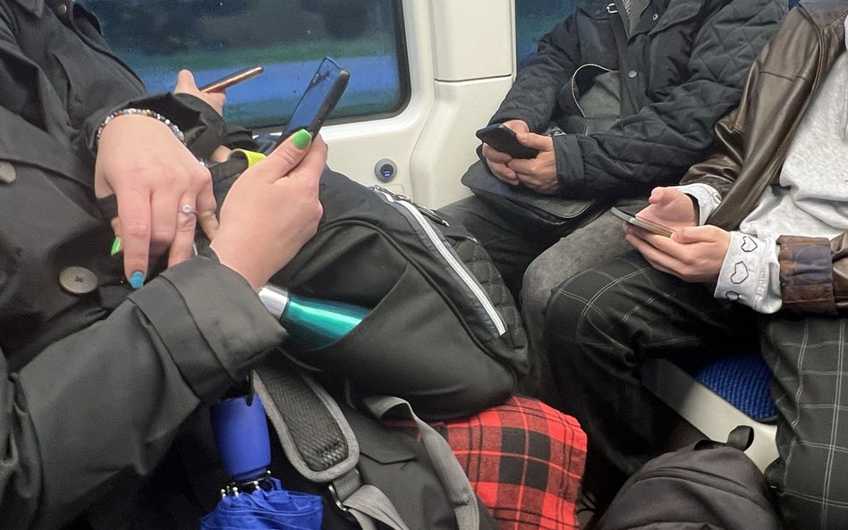 W krakowskim autobusie i tramwaju nie porozmawiasz „na głośniku” i nie puścisz filmiku na YouTubie