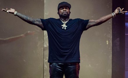 Po meczach Hawks – Falcons oraz Kites – Eagles w programie był występ rapera 50 Centa.