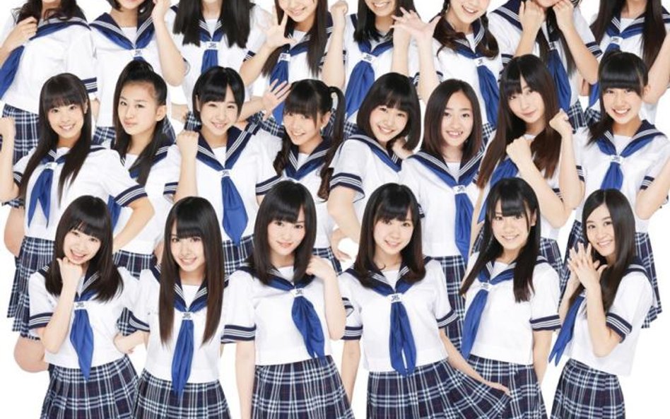 NMB48 w całej krasie. Chociaż Japonki wyglądają jak gimnazjalistki – są w wieku studentek.