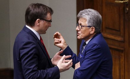 Poseł Stanisław Piotrowicz (z prawej) i minister sprawiedliwości Zbigniew Ziobro