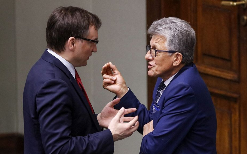 Poseł Stanisław Piotrowicz (z prawej) i minister sprawiedliwości Zbigniew Ziobro