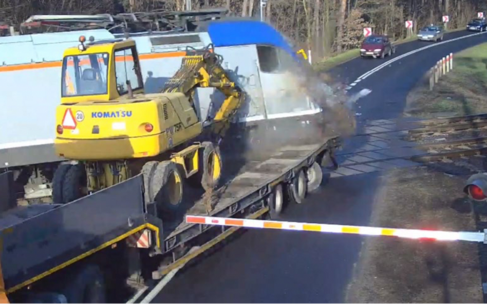 Mniej wypadków, ale więcej osób rzuca się pod pociągi