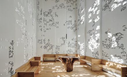 Kaplica ma niewielką powierzchnię (35 metrów kwadratowych), ale jest bardzo wysoka (osiem metrów).