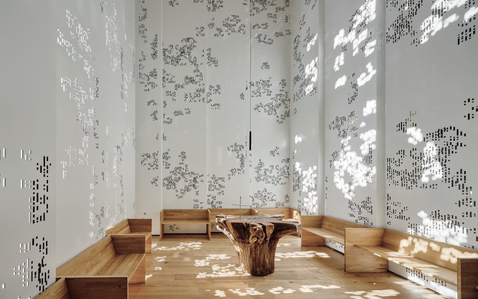 Kaplica ma niewielką powierzchnię (35 metrów kwadratowych), ale jest bardzo wysoka (osiem metrów).