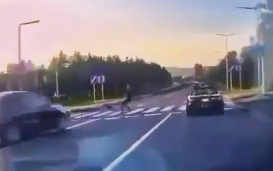 Kadr z nagrania z kamery samochodowej, która zarejestrowała wypadek w Nowym Sączu