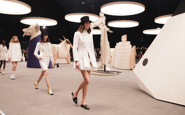 Pokaz Chanel haute couture 2023: baśniowa parada w królestwie zwierząt