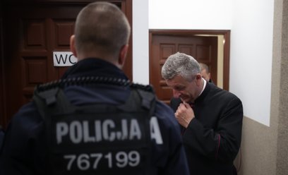 Biskup bielsko-żywiecki Roman Pindel na terenie parafii kościoła pw. Świętego Wawrzyńca w Grojcu, 5 