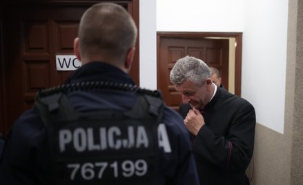 Biskup bielsko-żywiecki Roman Pindel na terenie parafii kościoła pw. Świętego Wawrzyńca w Grojcu, 5 