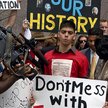 „Nie wybielajcie naszej historii” – domagali się uczestnicy protestu zorganizowanego w Austin, stoli